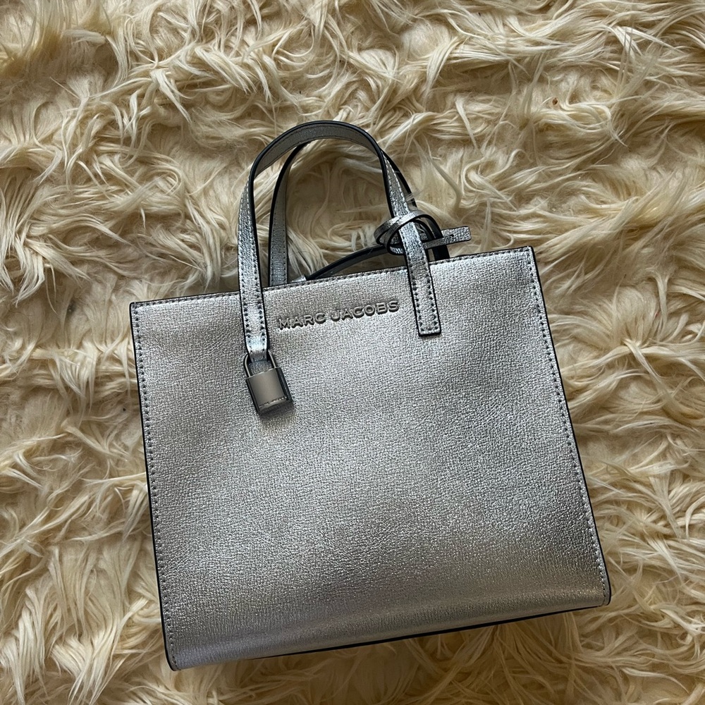 Marc Jacobs Silver Tote Bag with Elegant Metallic Finish